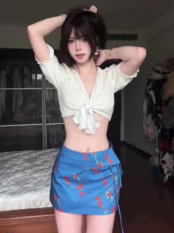 Sexy Floral Print High Waist A-Line Skirt And Shirt Set Short Sleeve V-Neck Blue Summer Fashion Outfit Women's Ensemble
Sexy Floral Print High Waist A-Line Skirt And Shirt Set Short Sleeve V-Neck Blue Summer Fashion Outfit Women's Ensemble