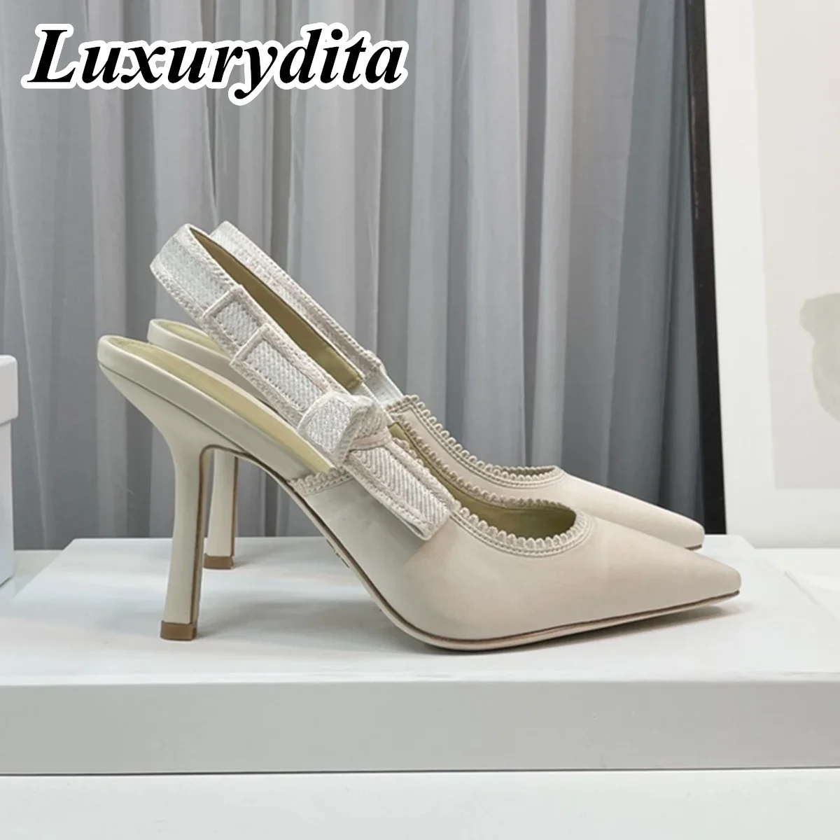 Top Quality Luxury Womens Sandal Casual Lace Flat Fashion Embroidered Muller Shoes Designer Silk Leather Soled High Heel
Top Quality Luxury Womens Sandal Casual Lace Flat Fashion Embroidered Muller Shoes Designer Silk Leather Soled High Heel