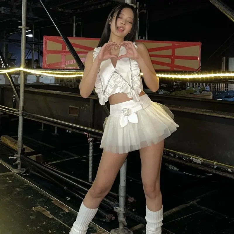Jennie, same top with exposed navel, V-neck sleeveless vest, super fairy flower mesh one-piece skirt
Jennie, same top with exposed navel, V-neck sleeveless vest, super fairy flower mesh one-piece skirt