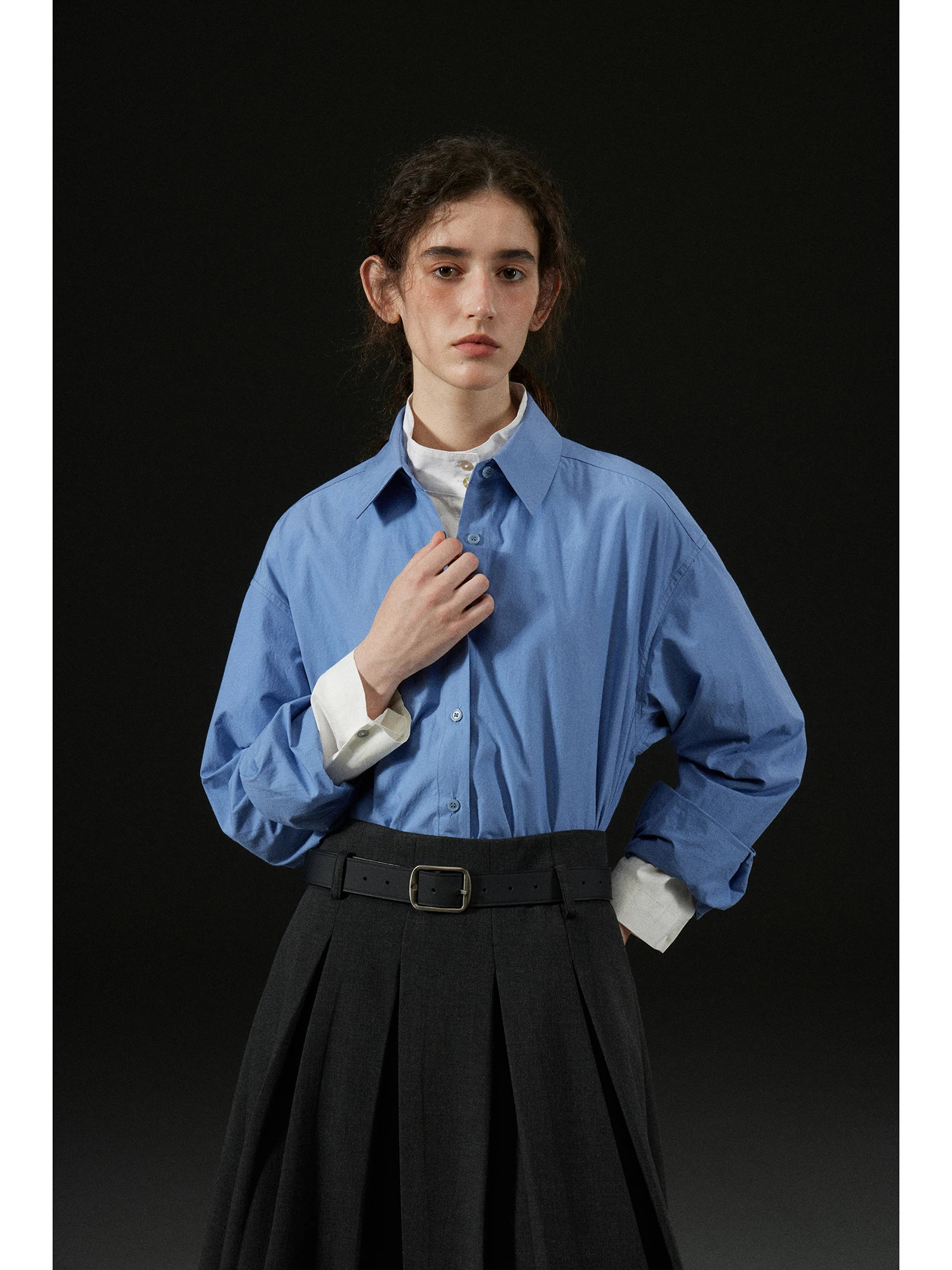 Коллекция Endured 06: Классическая гладкая хлопковая синяя рубашка с одним пуговицей, отложным воротником, высококачественная, из пряжи французского прядения, свободного кроя
Коллекция Endured 06: Классическая гладкая хлопковая синяя рубашка с одним пуговицей, отложным воротником, высококачественная, из пряжи французского прядения, свободного кроя