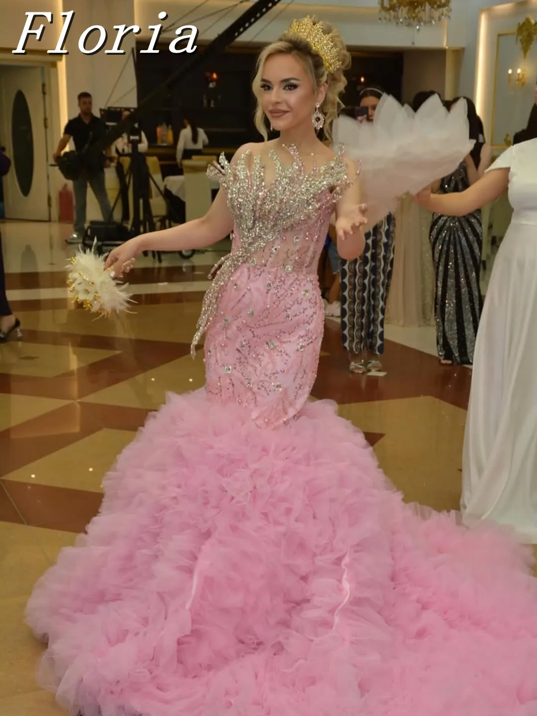 Charming Pink Ruffled Evening Dresses Sequin Crystal Prom Gowns Girls Long Mermaid Wedding Party Dress Luxury Customized
Charming Pink Ruffled Evening Dresses Sequin Crystal Prom Gowns Girls Long Mermaid Wedding Party Dress Luxury Customized