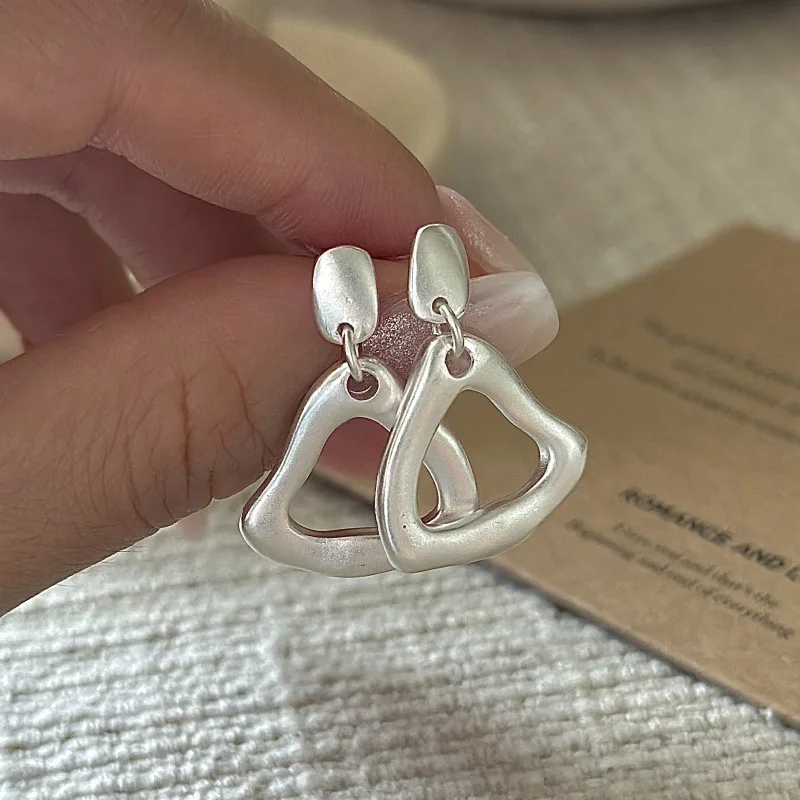 S925 Серебряные матовые треугольные серьги в корейском винтажном стиле, текстурированные минималистичные изящные оптовые ювелирные изделия для женщин
S925 Серебряные матовые треугольные серьги в корейском винтажном стиле, текстурированные минималистичные изящные оптовые ювелирные изделия для женщин