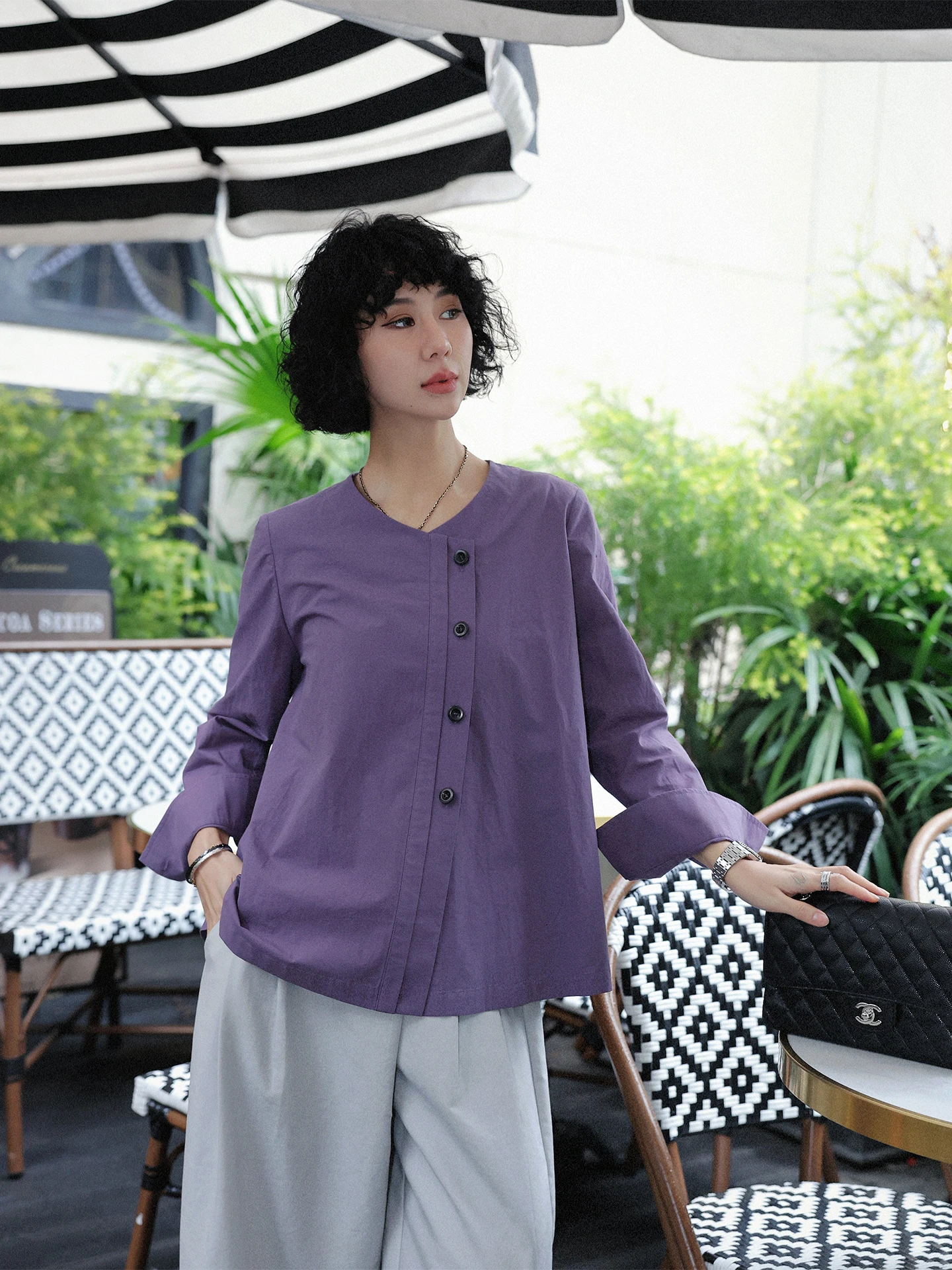 Женская свободная футболка из чистого хлопка с круглым вырезом, новинка весенней коллекции, с боковыми пуговицами, комфортная, простая и элегантная.
Женская свободная футболка из чистого хлопка с круглым вырезом, новинка весенней коллекции, с боковыми пуговицами, комфортная, простая и элегантная.