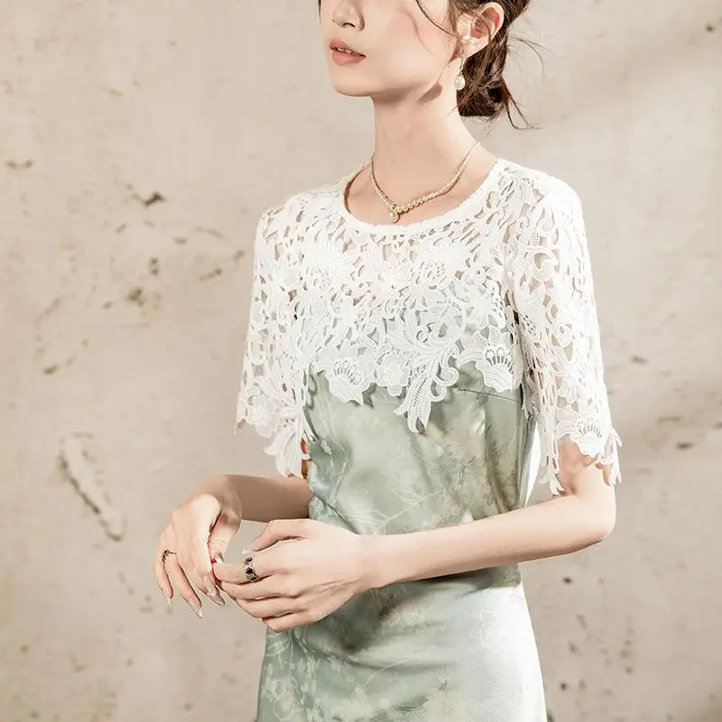 Lace Hem Hollow out Short Shirt Women's mid Length Lace Trim Loose Fit Five Sleeve Capsule Style Pure Color Spring Fashion
Lace Hem Hollow out Short Shirt Women's mid Length Lace Trim Loose Fit Five Sleeve Capsule Style Pure Color Spring Fashion