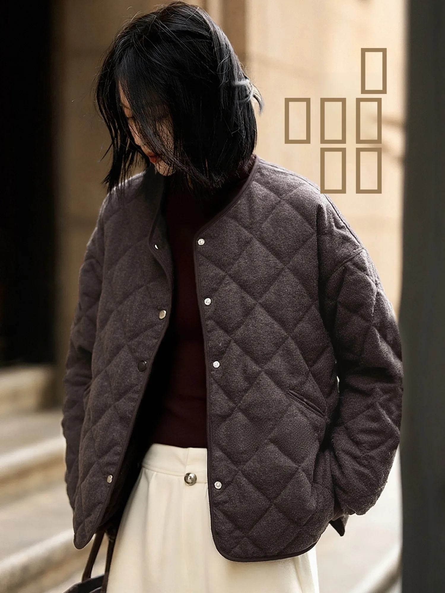 Chivirin 2026 Осенне-зимняя новая женская куртка с круглым вырезом, ромбовидным узором, универсальная, с длинными рукавами, теплая, пуховая.
Chivirin 2026 Осенне-зимняя новая женская куртка с круглым вырезом, ромбовидным узором, универсальная, с длинными рукавами, теплая, пуховая.