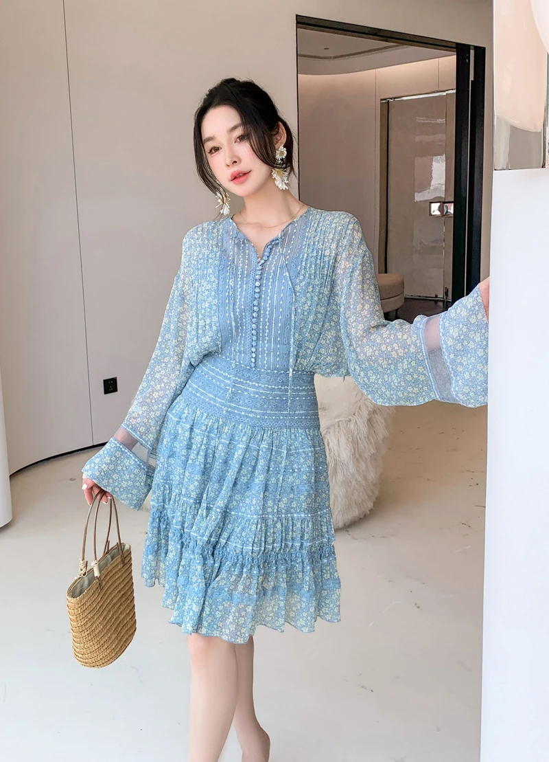 Romantic Floral Print Prairie Chic Women Dress Flare Sleeve Fashion Patchwork Embroidery Lace Blue Silk Dress
Romantic Floral Print Prairie Chic Women Dress Flare Sleeve Fashion Patchwork Embroidery Lace Blue Silk Dress