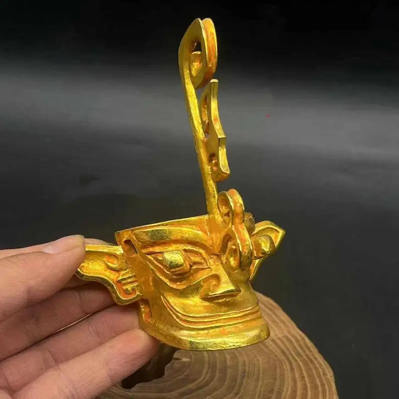 Antique copper ornament gilded Sanxingdui masks statues home desktop decorations Chinese style handicrafts
Antique copper ornament gilded Sanxingdui masks statues home desktop decorations Chinese style handicrafts
