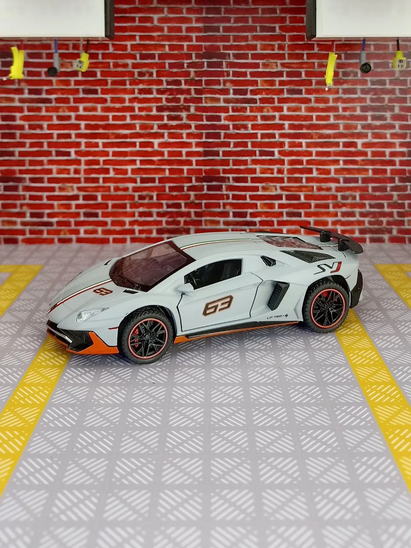 1:32 Lamborghini LP780-4 alloy rally car model doors on both sides that can be opened has simulated sound and lighting
1:32 Lamborghini LP780-4 alloy rally car model doors on both sides that can be opened has simulated sound and lighting