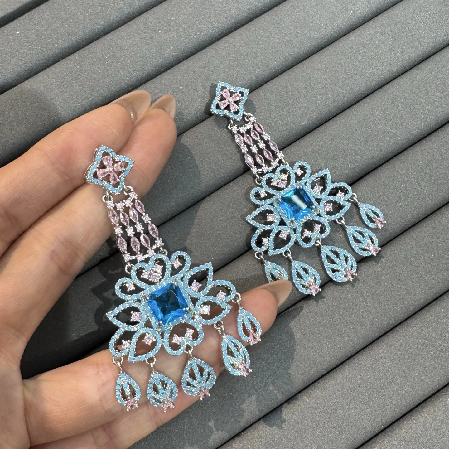 unique cubic zirconia earrings women luxury jewelry gala event party dangling earrings Chinese style blue green fushia yellow
unique cubic zirconia earrings women luxury jewelry gala event party dangling earrings Chinese style blue green fushia yellow
