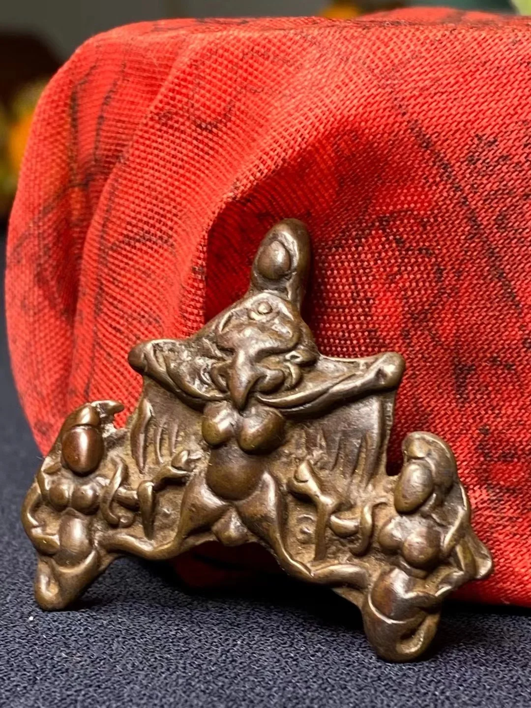 2"Tibetan Temple Collection Old Bronze Cinnabar GARUDA Dharma Protector Amulet Dharma Town House Exorcism
2"Tibetan Temple Collection Old Bronze Cinnabar GARUDA Dharma Protector Amulet Dharma Town House Exorcism