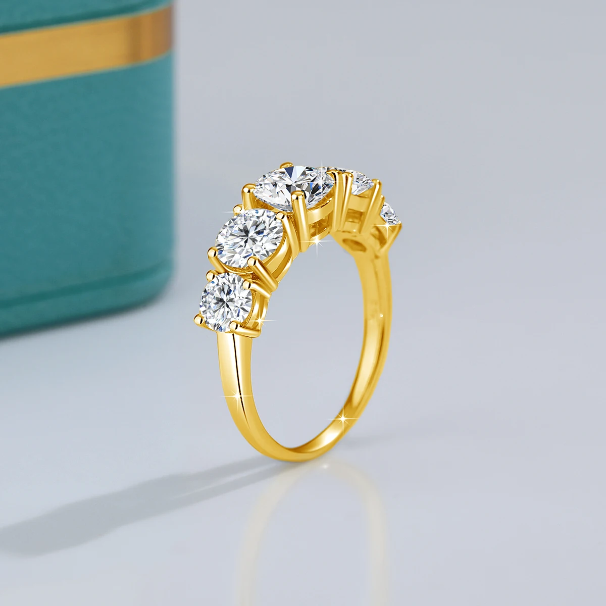 Кольцо с 5 камнями, круглое D VVS1, муассанит, 4 зубца, серебро 925 пробы, позолоченное, 18 карат, минималистичное кольцо с несколькими камнями для женщин, ювелирные изделия
Кольцо с 5 камнями, круглое D VVS1, муассанит, 4 зубца, серебро 925 пробы, позолоченное, 18 карат, минималистичное кольцо с несколькими камнями для женщин, ювелирные изделия