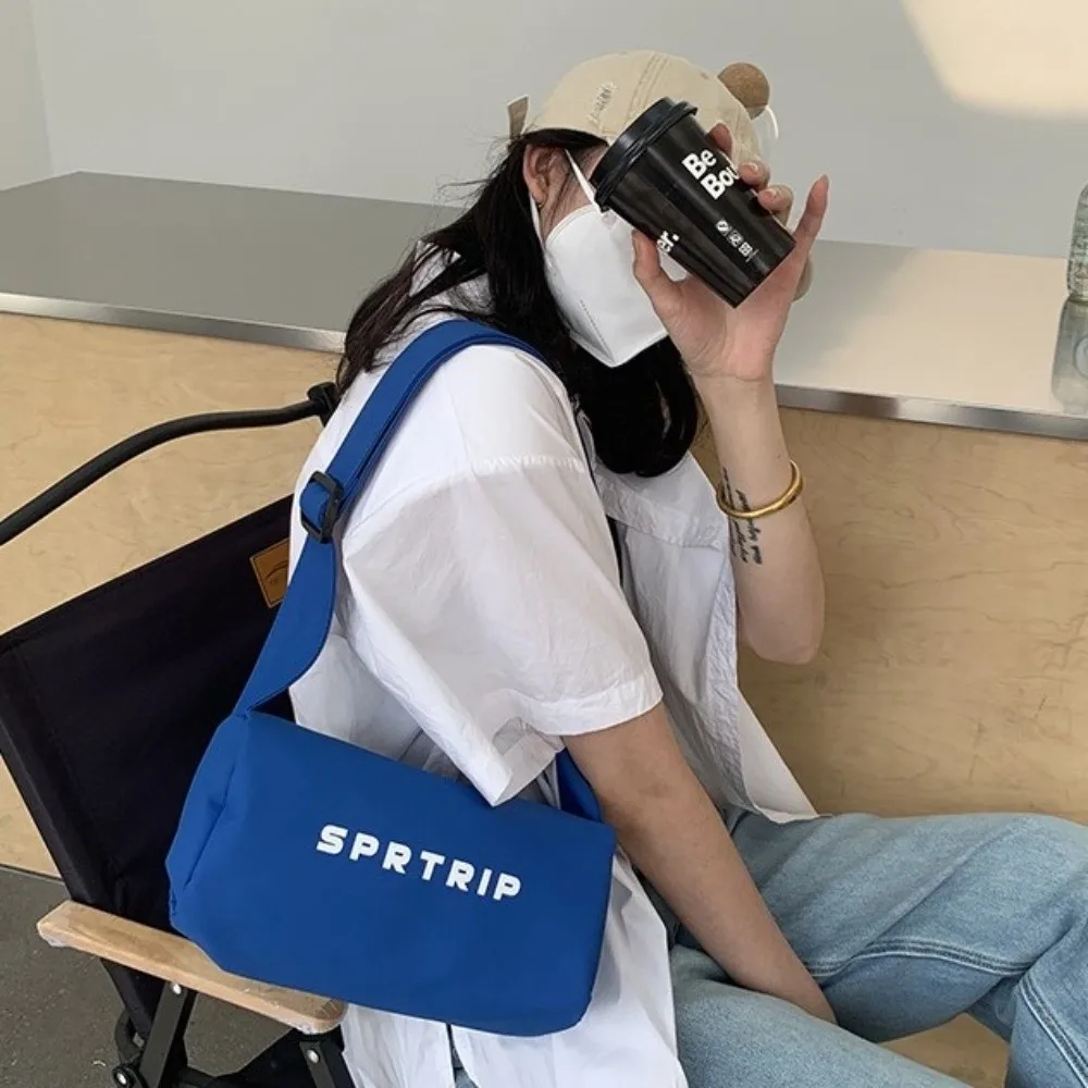 Casual Oxford Cloth Square Bag Adjustable Strap Letter Printed Sports Messenger Bag Storage Waterproof Crossbody Pillow Bag
Casual Oxford Cloth Square Bag Adjustable Strap Letter Printed Sports Messenger Bag Storage Waterproof Crossbody Pillow Bag