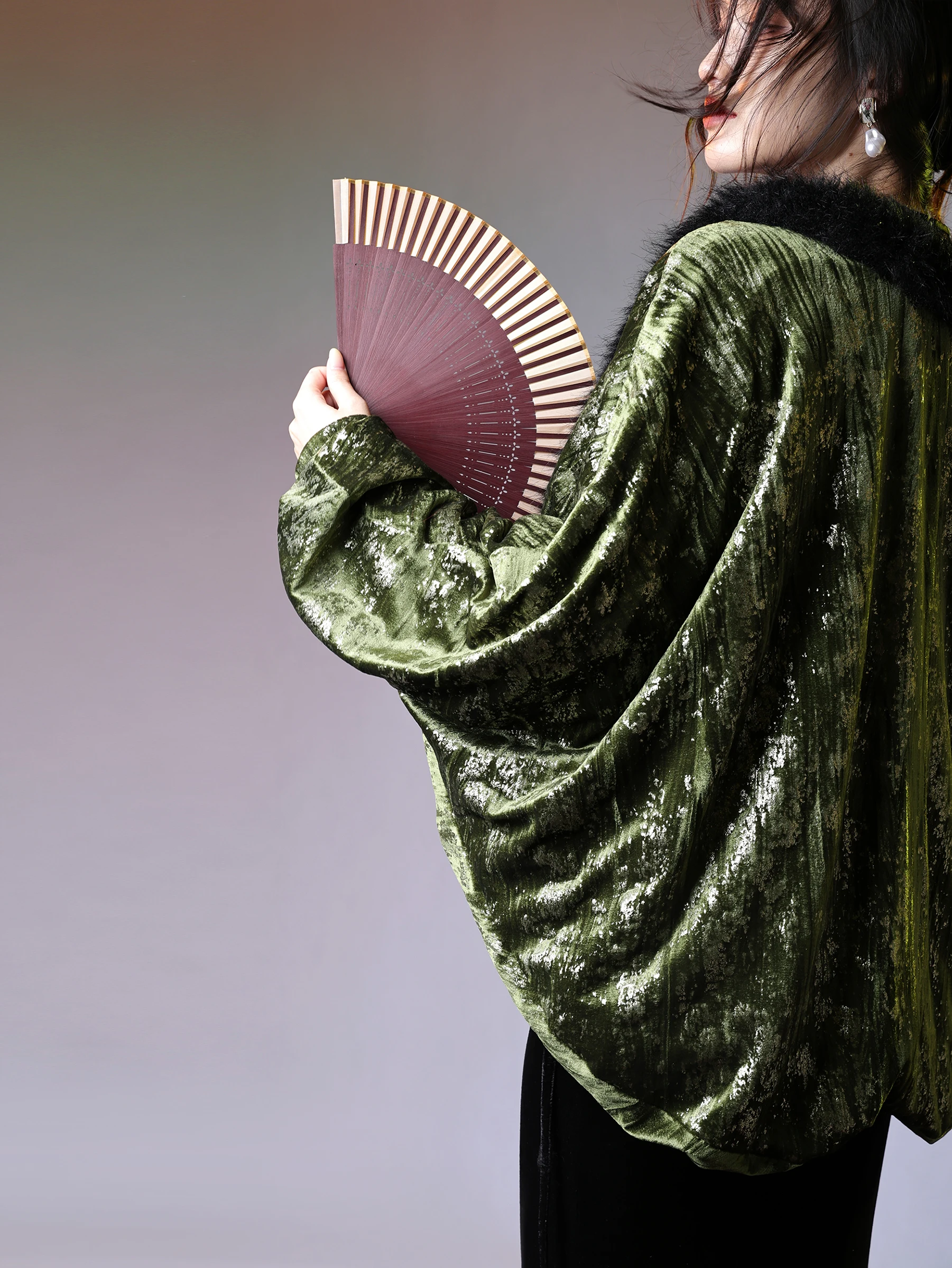 Вельветовая двусторонняя теплая куртка в стиле ретро-модерн, китайский стиль, с длинными рукавами, модная, в форме летучей мыши, 4-фунтовая.
Вельветовая двусторонняя теплая куртка в стиле ретро-модерн, китайский стиль, с длинными рукавами, модная, в форме летучей мыши, 4-фунтовая.