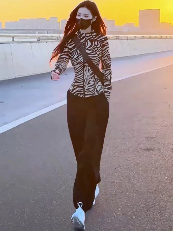 Autumn 2026 Women's Sportswear Set Running Outdoor Casual Slim Fit Waist-Cinching Leopard Print Top Sweatpants Two-Piece Suit
Autumn 2026 Women's Sportswear Set Running Outdoor Casual Slim Fit Waist-Cinching Leopard Print Top Sweatpants Two-Piece Suit