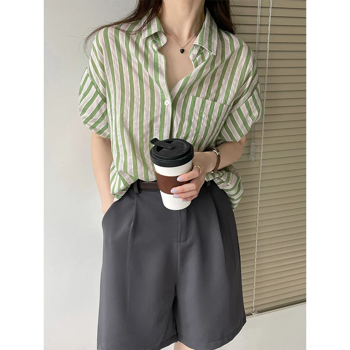 2025 Spring POLO Neck Short Sleeve Simple Loose Striped Sleeve Shirt
2025 Spring POLO Neck Short Sleeve Simple Loose Striped Sleeve Shirt