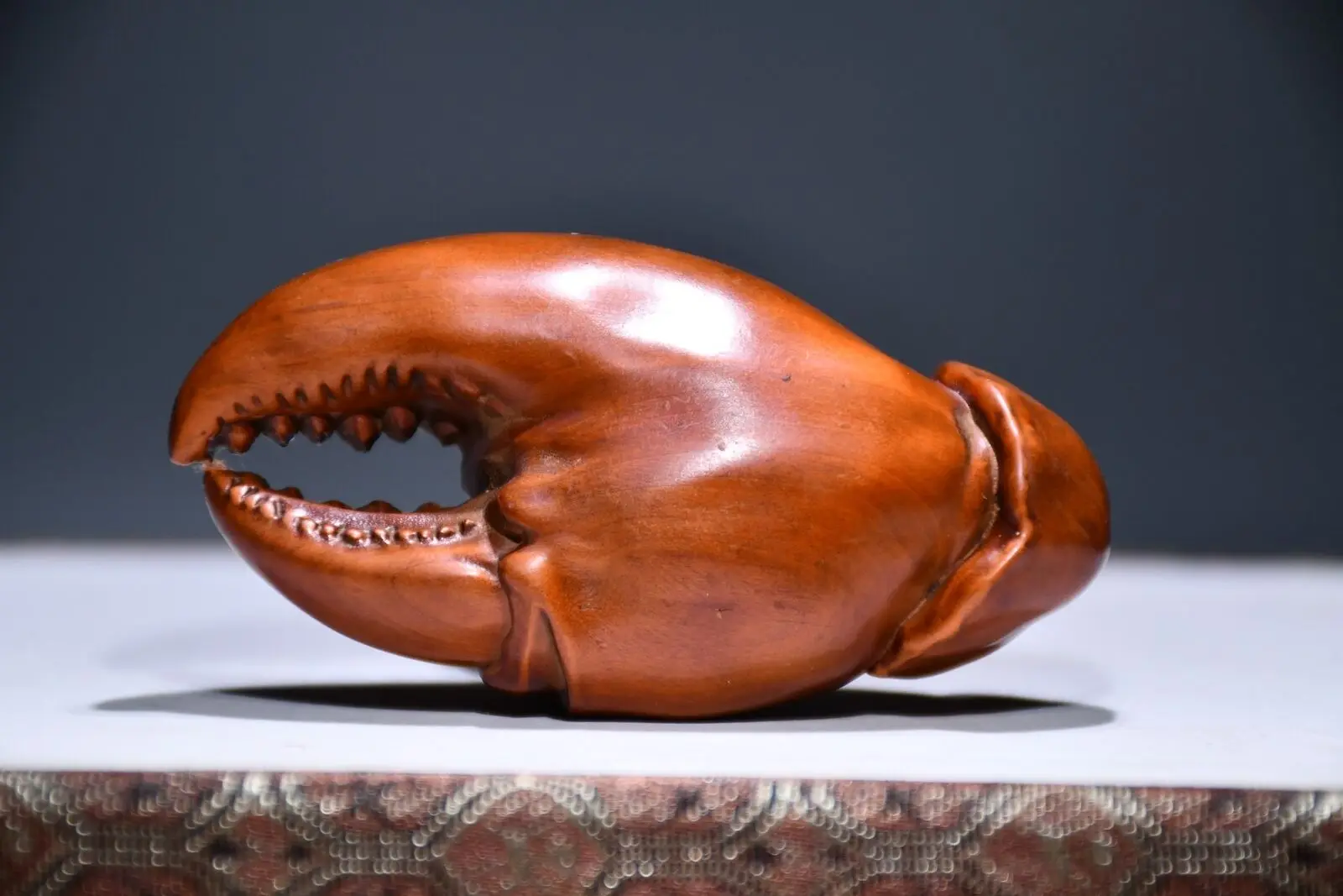 3.1" Chinese Box-wood Hand Engraving Animal Crab Clamp Wealth Statue
3.1" Chinese Box-wood Hand Engraving Animal Crab Clamp Wealth Statue