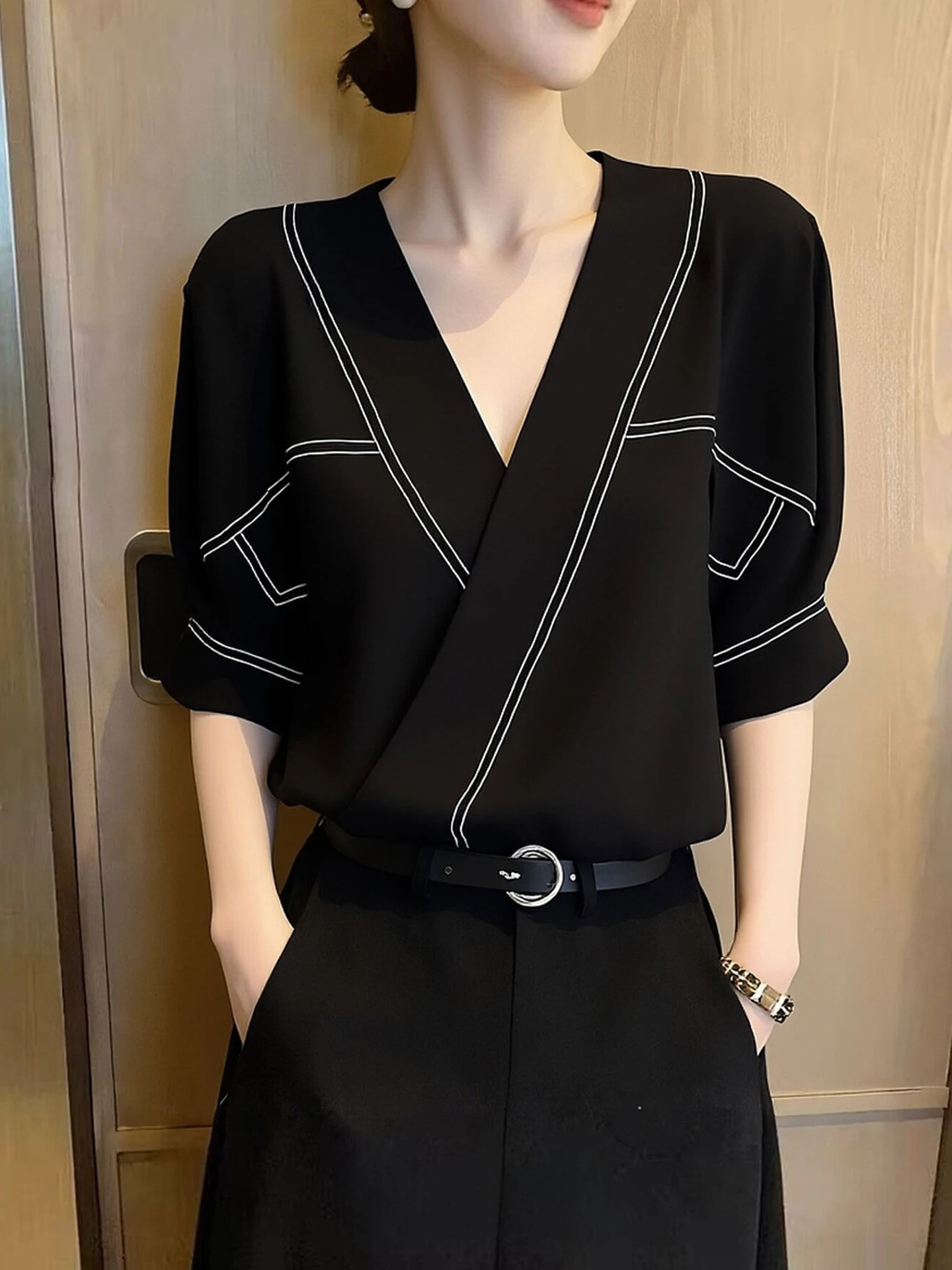 Fashionable V-Neck Color Block Shirt Women's Summer 2026 Unique Design Versatile Stylish Korean Style Loose Fit Bicolor Shirt
Fashionable V-Neck Color Block Shirt Women's Summer 2026 Unique Design Versatile Stylish Korean Style Loose Fit Bicolor Shirt