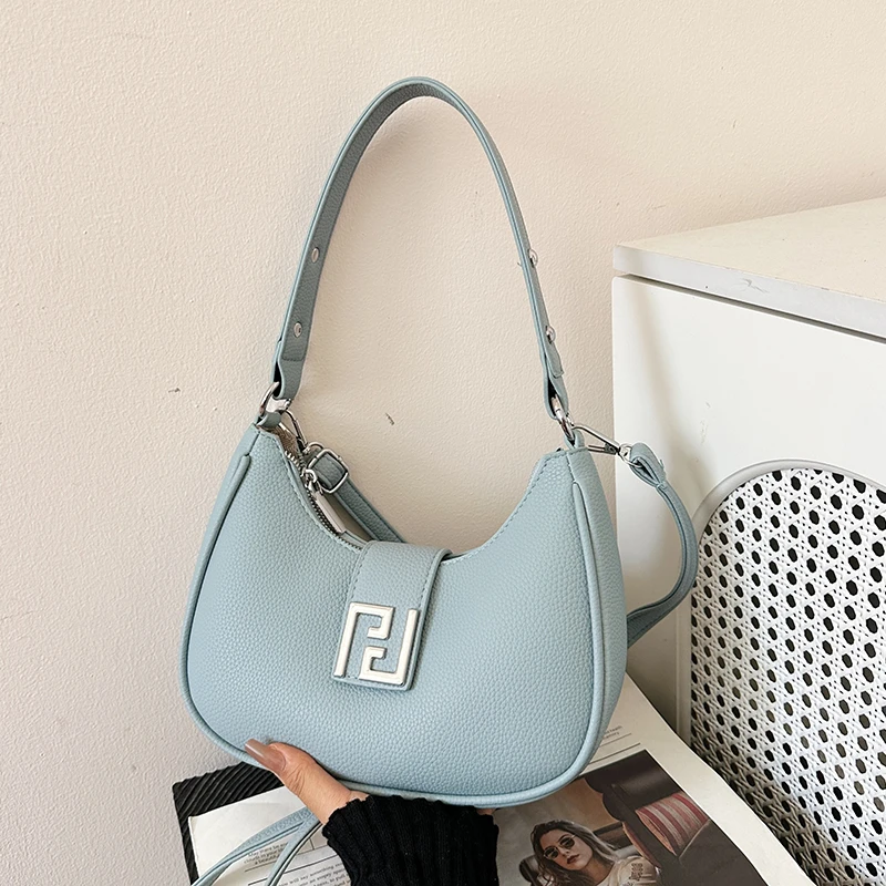 Simple Casual Vintage Bag For Women With Fashionable Trendy Design Crossbody Strap Letter Logo Leather Classic
Simple Casual Vintage Bag For Women With Fashionable Trendy Design Crossbody Strap Letter Logo Leather Classic