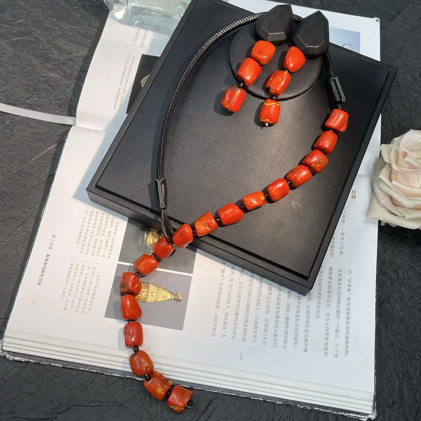 Vintage Luxury Red Coral Stone and Sandalwood Necklace Stud Earrings Jewelry Set for Fashion Women Party Gift Accessory
Vintage Luxury Red Coral Stone and Sandalwood Necklace Stud Earrings Jewelry Set for Fashion Women Party Gift Accessory