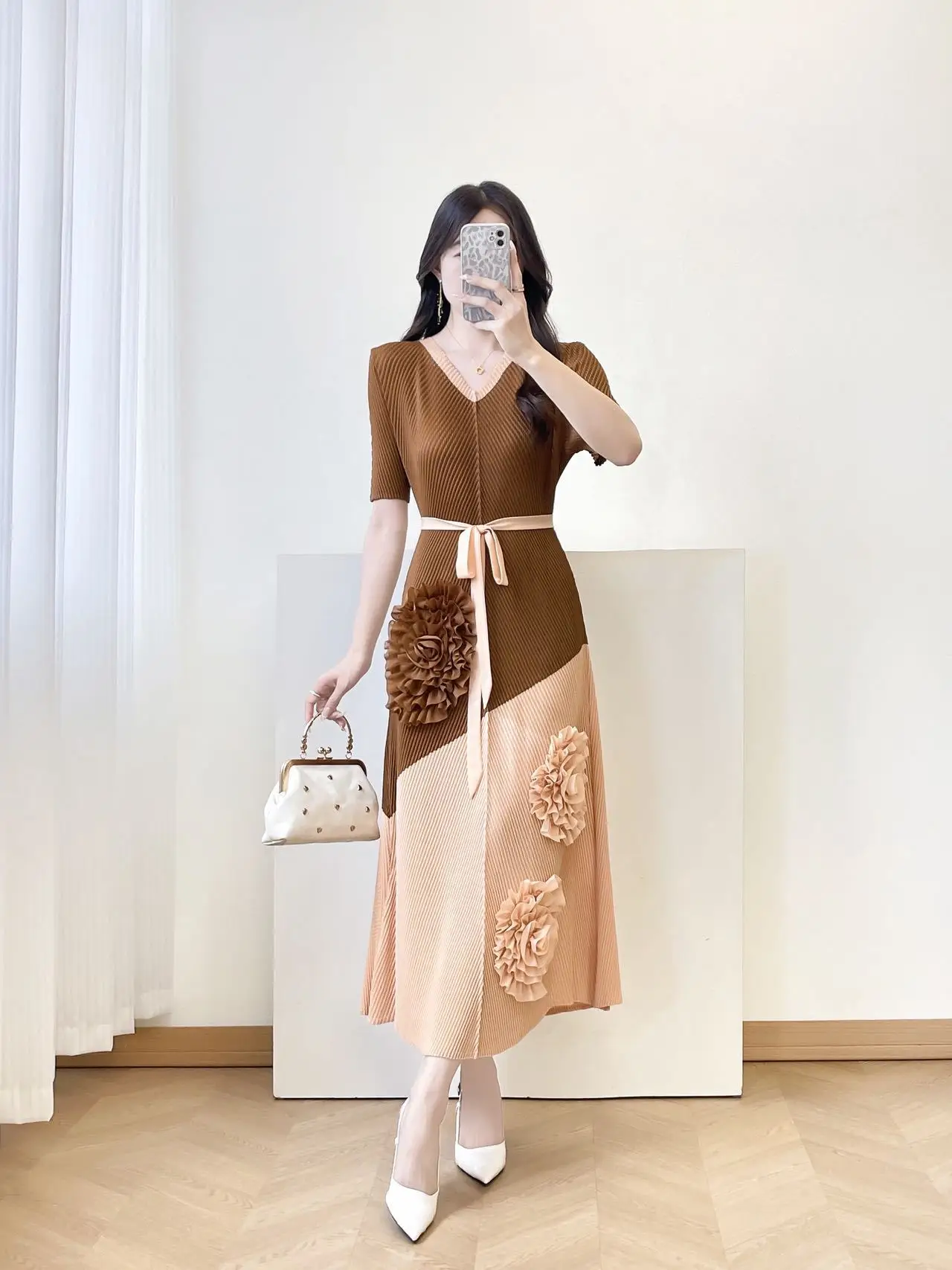 2026 Summer New Fish Scale Pleated Miyake Fashionable Loose Three-dimensional Petal Decorative Elegant V-neck Dress
2026 Summer New Fish Scale Pleated Miyake Fashionable Loose Three-dimensional Petal Decorative Elegant V-neck Dress