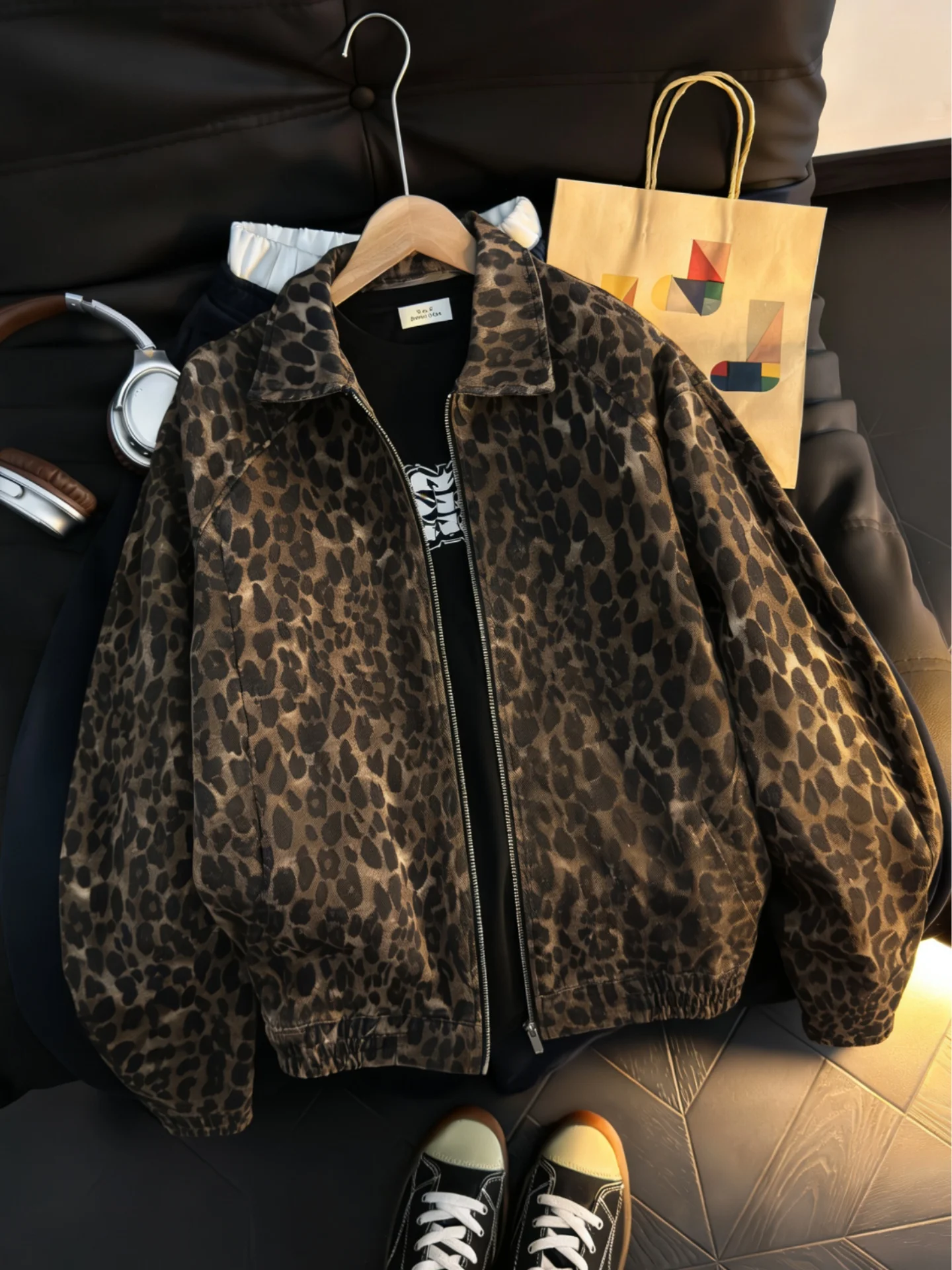 Unisex Leopard Print Denim Jacket Loose Fit Turn-down Collar American Retro Style Spring Autumn Wearable Fashionable Top
Unisex Leopard Print Denim Jacket Loose Fit Turn-down Collar American Retro Style Spring Autumn Wearable Fashionable Top