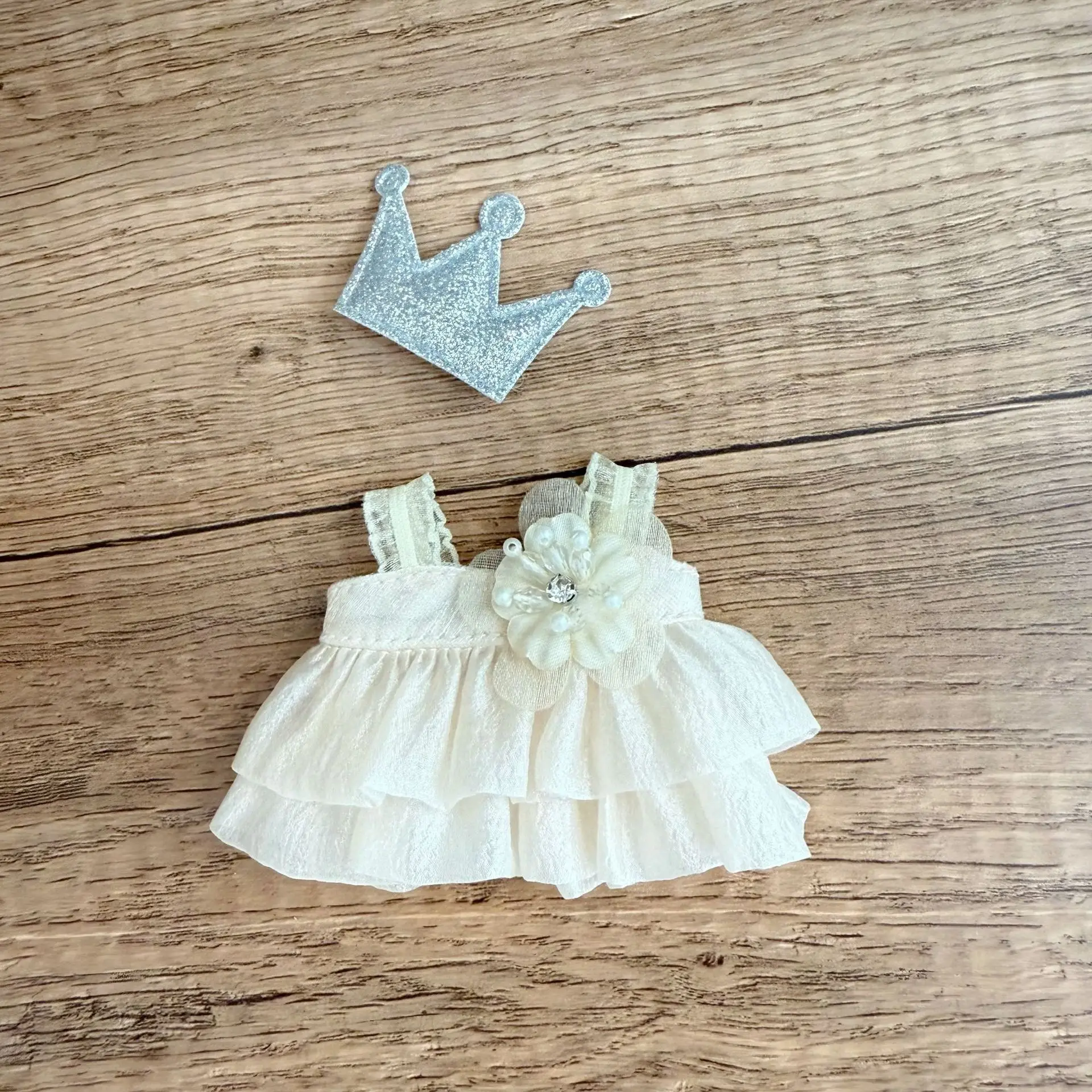 Clothes For 4th Gen LABUBU 4.0 Pin For Love Series Crown-Detailed Champagne Rhinestone Princess Gown Replacement 
Clothes For 4th Gen LABUBU 4.0 Pin For Love Series Crown-Detailed Champagne Rhinestone Princess Gown Replacement