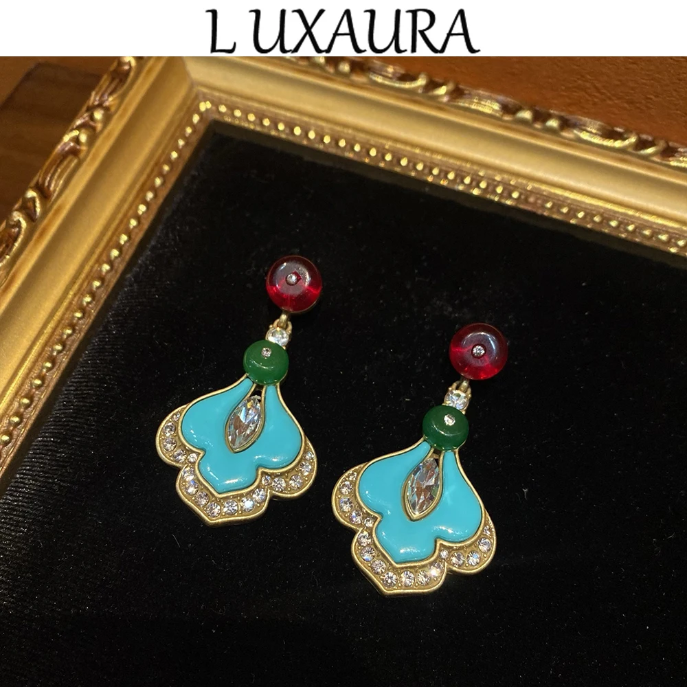 Vintage fashion classic geometric style paired with Bohemian women's accessory stud earrings
Vintage fashion classic geometric style paired with Bohemian women's accessory stud earrings