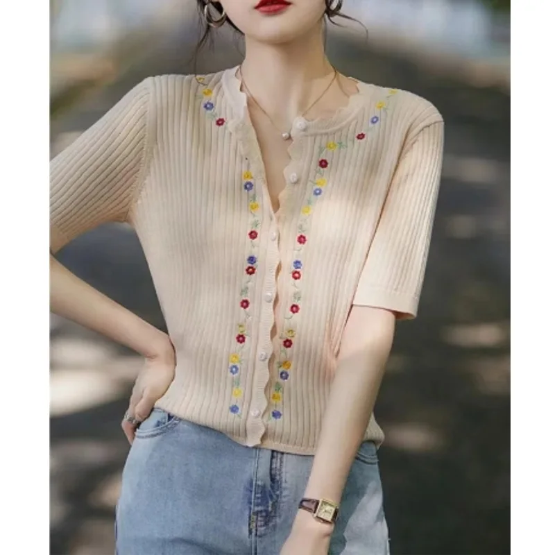 Elegant Short-sleeved Women's Flower Embroidered Cardigan T-shirt with Wavy Round Collar Thin Temperament Loose Ice Tops
Elegant Short-sleeved Women's Flower Embroidered Cardigan T-shirt with Wavy Round Collar Thin Temperament Loose Ice Tops