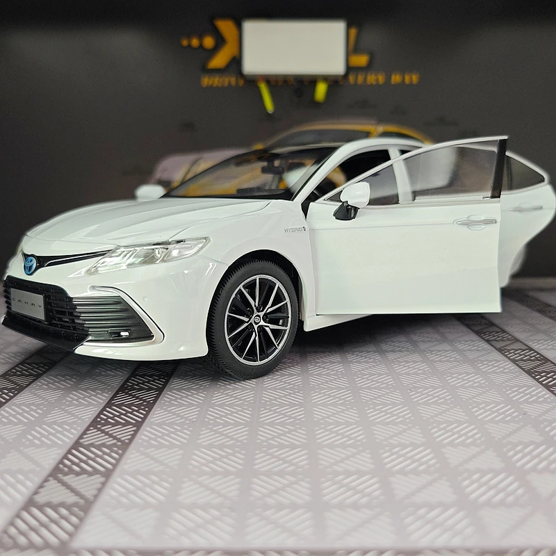 1:18 Simulated Toyota Camry 2023 alloy car model steering shock absorber large sedan ornament
1:18 Simulated Toyota Camry 2023 alloy car model steering shock absorber large sedan ornament