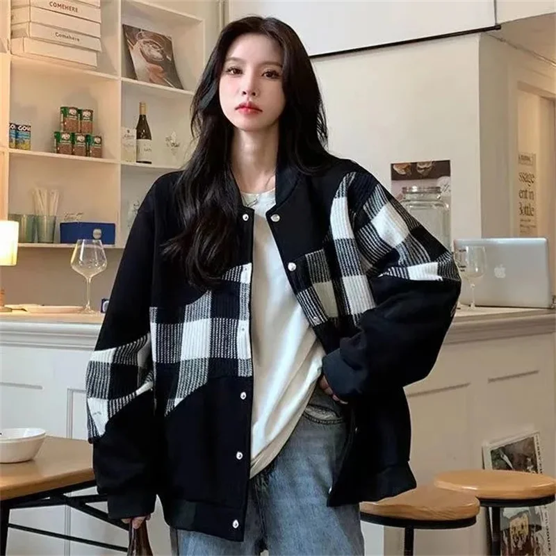 American Retro Plaid Patchwork Temperament Baseball Jacket For Women 2024 Autumn Harajuku Loose Salt Casual Jacket for Commuting
American Retro Plaid Patchwork Temperament Baseball Jacket For Women 2024 Autumn Harajuku Loose Salt Casual Jacket for Commuting