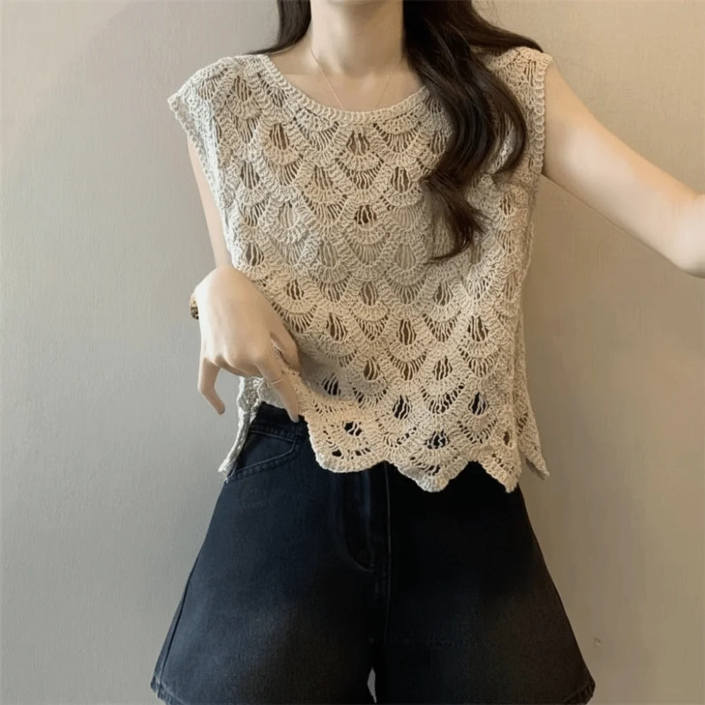 Korean Style Retro Women Sleeveless Vest Hollow Out Solid Color Knitted Vest Round Neck Loose Fit Loose Covering Top
Korean Style Retro Women Sleeveless Vest Hollow Out Solid Color Knitted Vest Round Neck Loose Fit Loose Covering Top