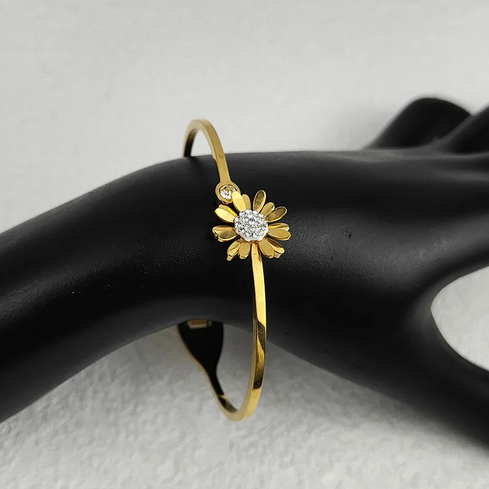 Light luxury diamond-encrusted daisy flower titanium steel bracelet, fashion wrist jewelry, wedding bridesmaid party gifts
Light luxury diamond-encrusted daisy flower titanium steel bracelet, fashion wrist jewelry, wedding bridesmaid party gifts