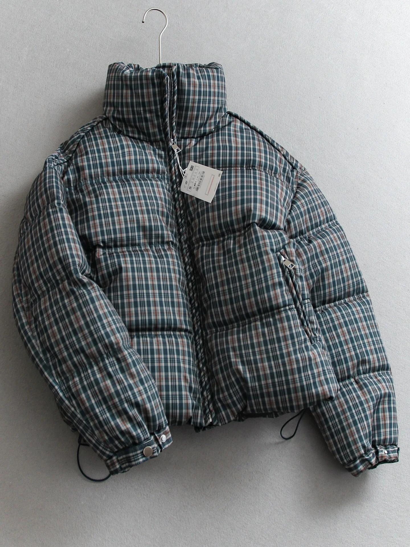 Thickened Long Sleeve Plaid Stand Collar Bread Style Women's Jacket Loose Fit Warm Windproof Zipper Closure Cotton Coat
Thickened Long Sleeve Plaid Stand Collar Bread Style Women's Jacket Loose Fit Warm Windproof Zipper Closure Cotton Coat
