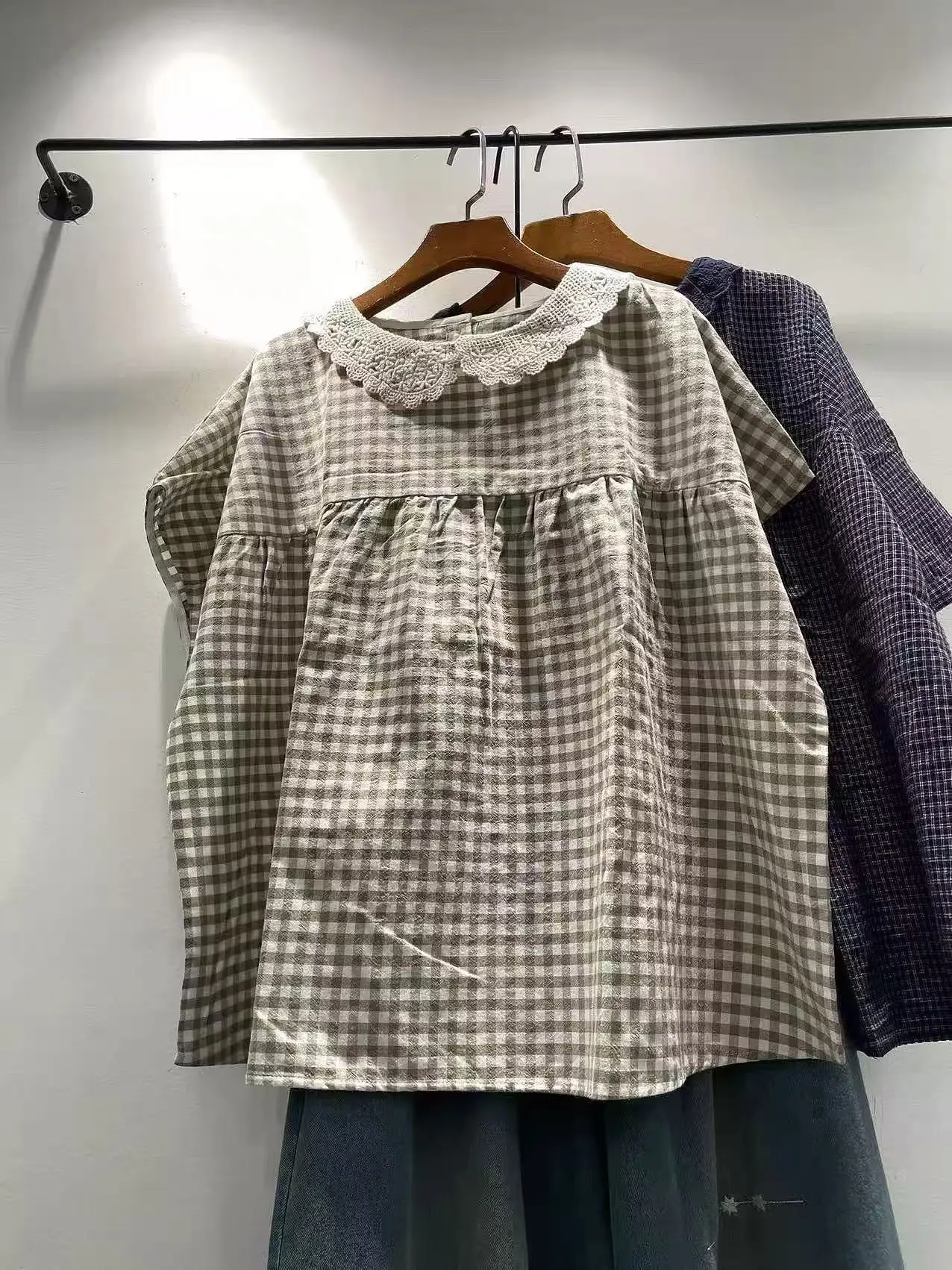 Mori kei clothing Japanese style lace collar checkered shirts and blouses Japanese style summer 100% cotton women's plaid shirts
Mori kei clothing Japanese style lace collar checkered shirts and blouses Japanese style summer 100% cotton women's plaid shirts