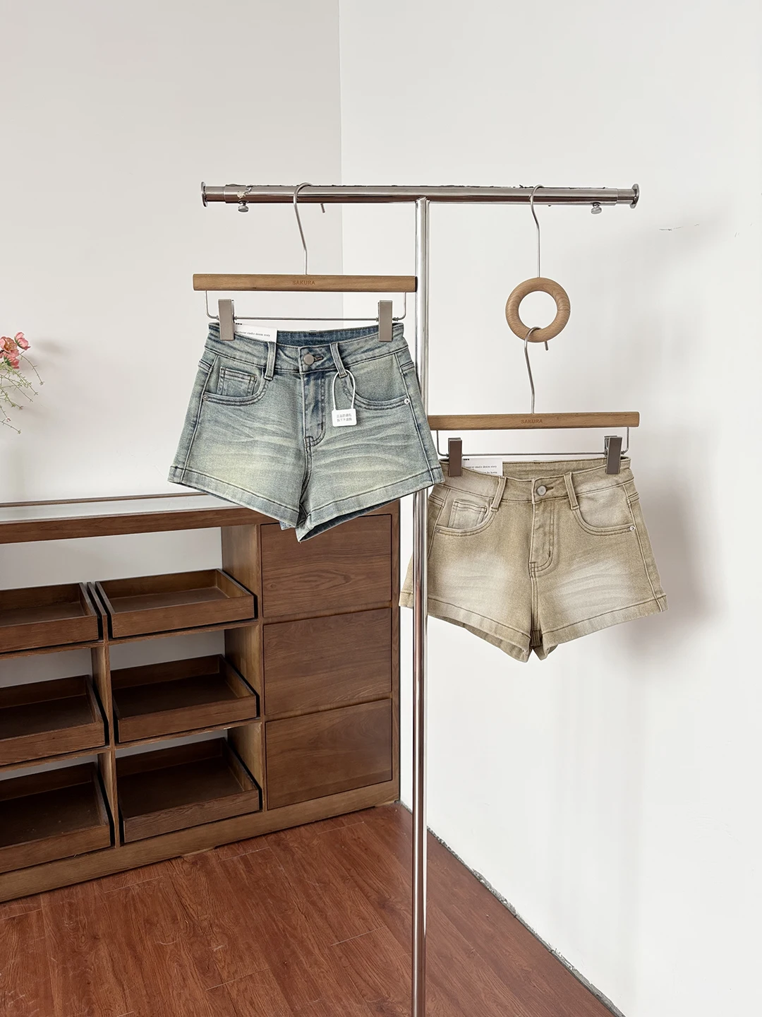 Summer 2026 High Waist Denim Shorts Women's Casual Fashionable All-Season Polyester Fiber Button Closure Color Shorts
Summer 2026 High Waist Denim Shorts Women's Casual Fashionable All-Season Polyester Fiber Button Closure Color Shorts