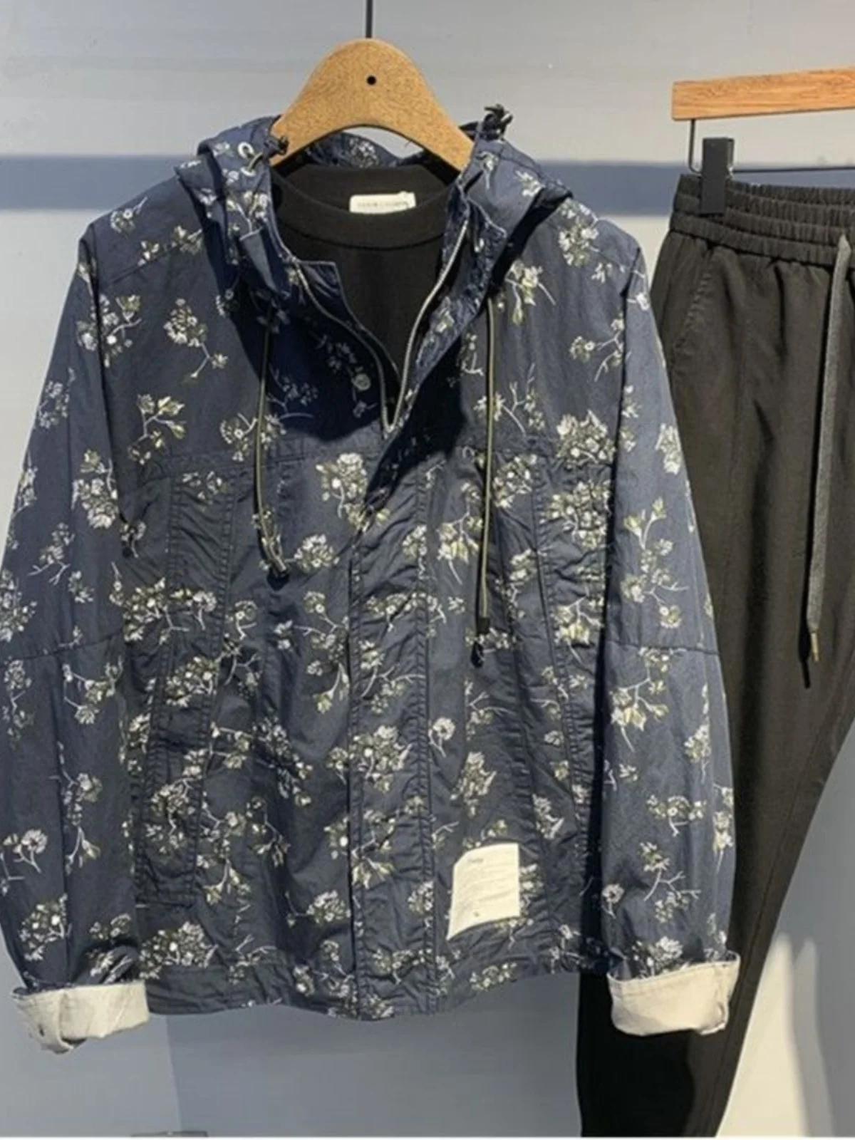 Мужская толстовка на осень-зиму: модная, удобная, свободная, с принтом, с капюшоном, повседневная, стильная, персонализированная, для молодежи
Мужская толстовка на осень-зиму: модная, удобная, свободная, с принтом, с капюшоном, повседневная, стильная, персонализированная, для молодежи