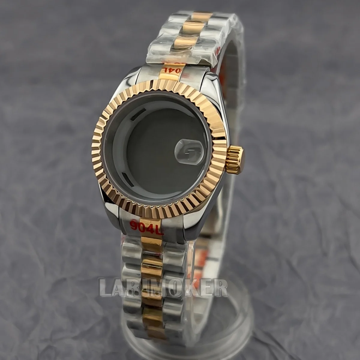 28MM stainless steel case and strap sapphire glass with grooved bezel is suitable for the NH06 NH05 movement ladies' wristwatch
28MM stainless steel case and strap sapphire glass with grooved bezel is suitable for the NH06 NH05 movement ladies' wristwatch