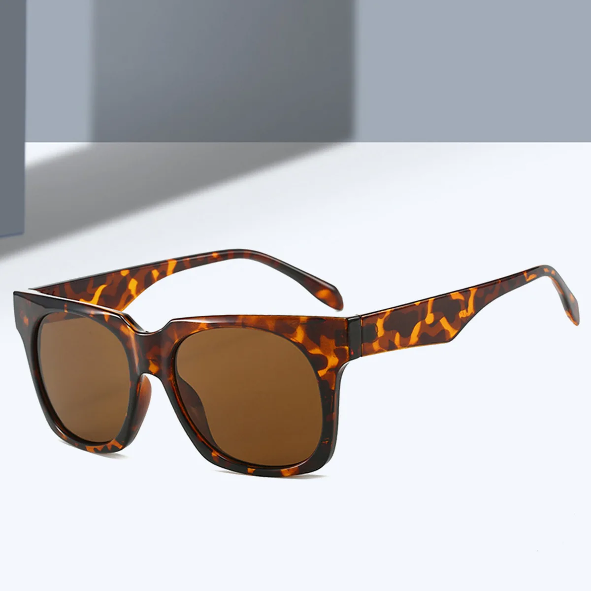 Vintage box sunglasses women's fashion bean flower brown PC plastic UV protection
Vintage box sunglasses women's fashion bean flower brown PC plastic UV protection