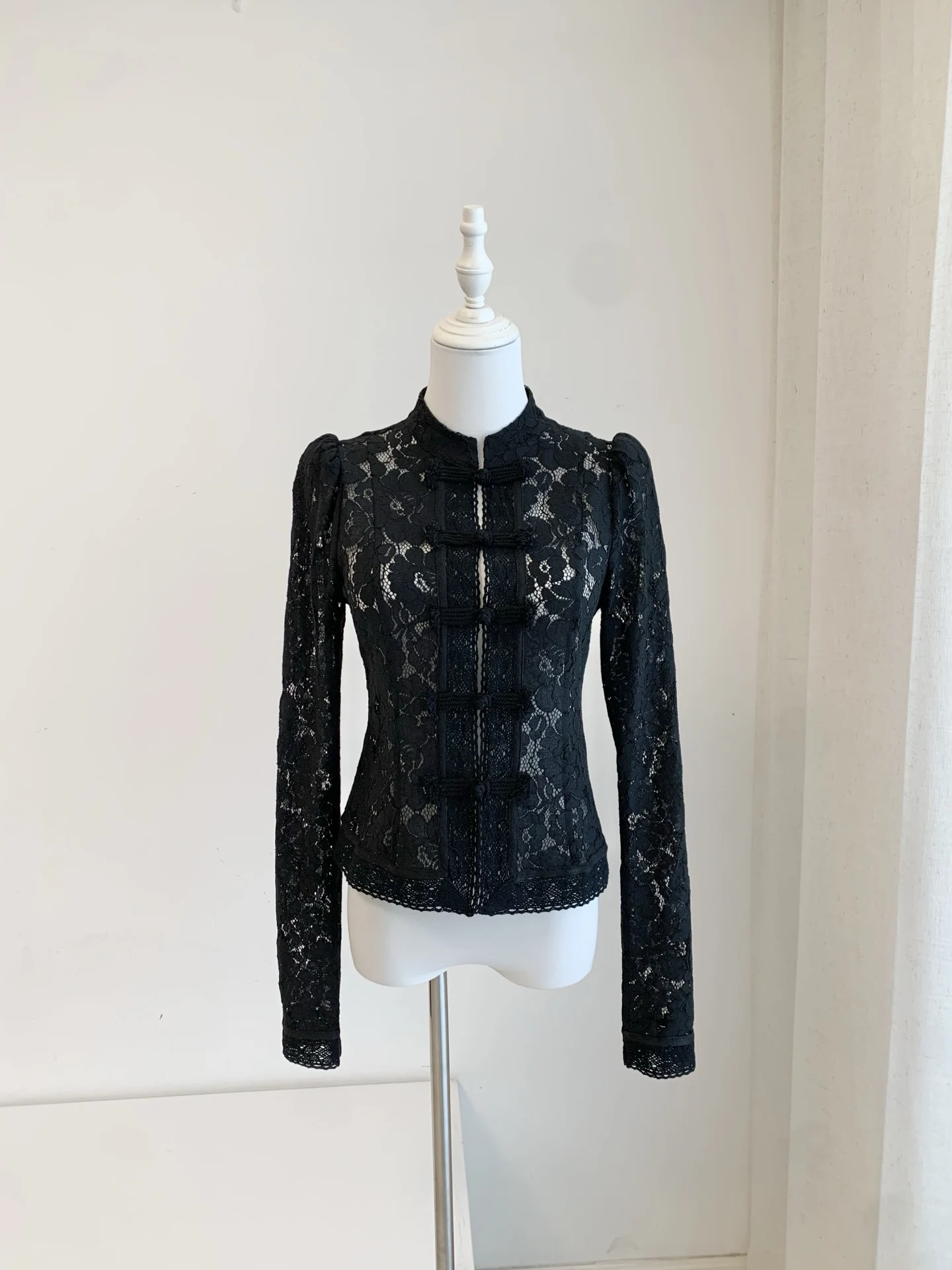 Women Heavy Lace Embroidery Single Breasted Long Sleeve Top
Women Heavy Lace Embroidery Single Breasted Long Sleeve Top