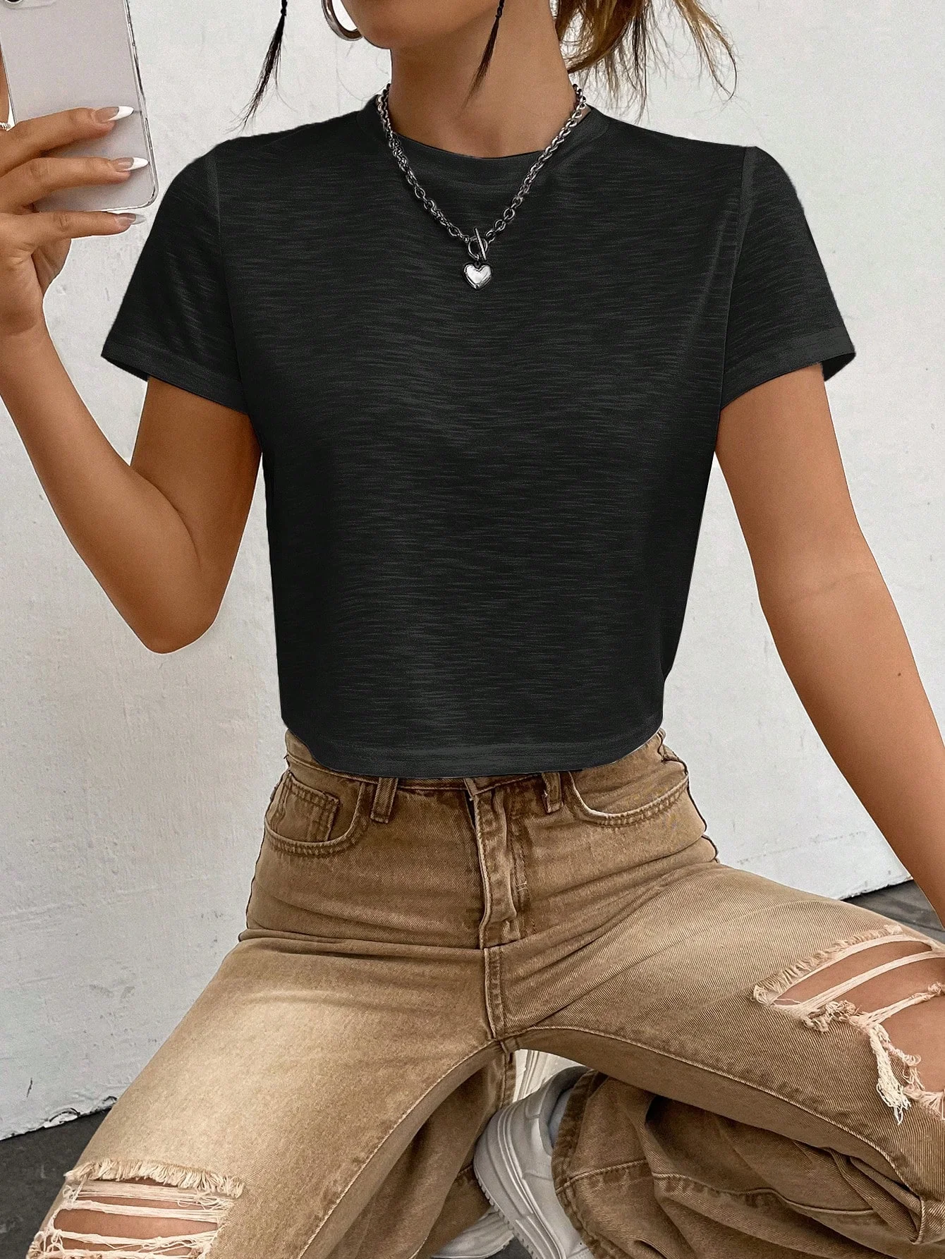 American black knitted short-sleeved T-shirt for women's summer 2025 new style, slimming and form-fitting short top
American black knitted short-sleeved T-shirt for women's summer 2025 new style, slimming and form-fitting short top