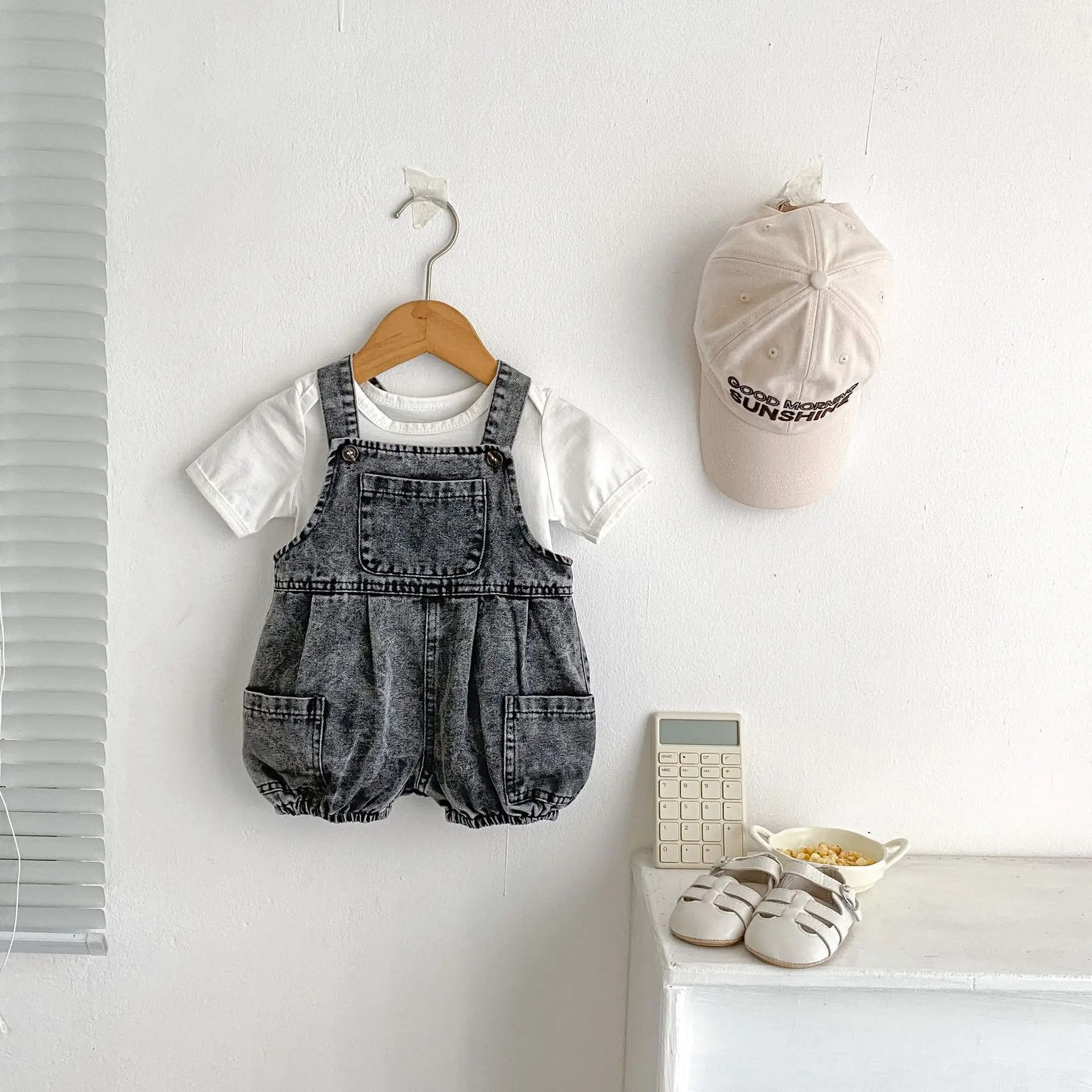 2025 Summer Outfit for Baby Boys and Girls Aged 0-3, Consisting of Denim Straps, Shorts, Two-piece Rainbow Printed T-shirt Set
2025 Summer Outfit for Baby Boys and Girls Aged 0-3, Consisting of Denim Straps, Shorts, Two-piece Rainbow Printed T-shirt Set