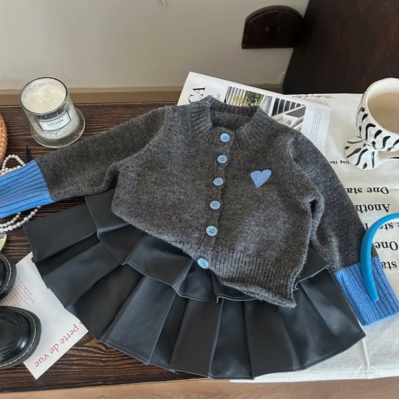 Children's Clothing2025New Autumn Girls' Heart Sweater Cardigan Children's Gray Pleated Skirt Skirt Pants Two-Piece Set
Children's Clothing2025New Autumn Girls' Heart Sweater Cardigan Children's Gray Pleated Skirt Skirt Pants Two-Piece Set