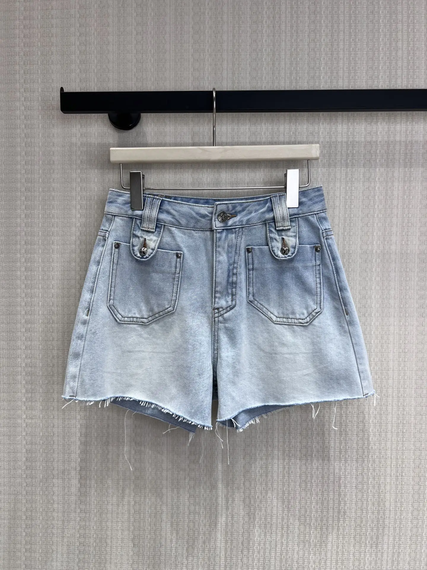 Retro High Waist Slimming Light Blue Frayed Jeans Shorts Stylish Casual Summer Commute Women's Loose Fit Zipper Jeans
Retro High Waist Slimming Light Blue Frayed Jeans Shorts Stylish Casual Summer Commute Women's Loose Fit Zipper Jeans