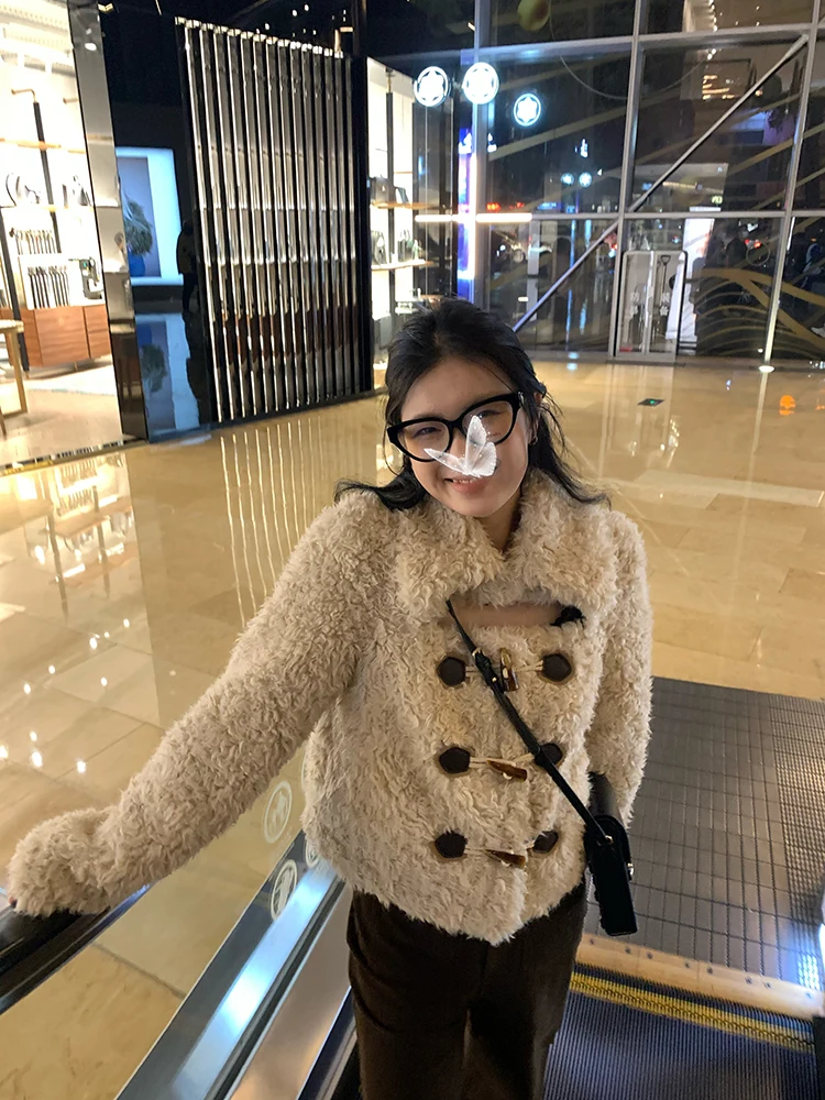 Женское пальто YOKLASS из искусственного меха с вырезами, имитация кожи и меха, дизайн с овечьими рогами, осень-зима
Женское пальто YOKLASS из искусственного меха с вырезами, имитация кожи и меха, дизайн с овечьими рогами, осень-зима