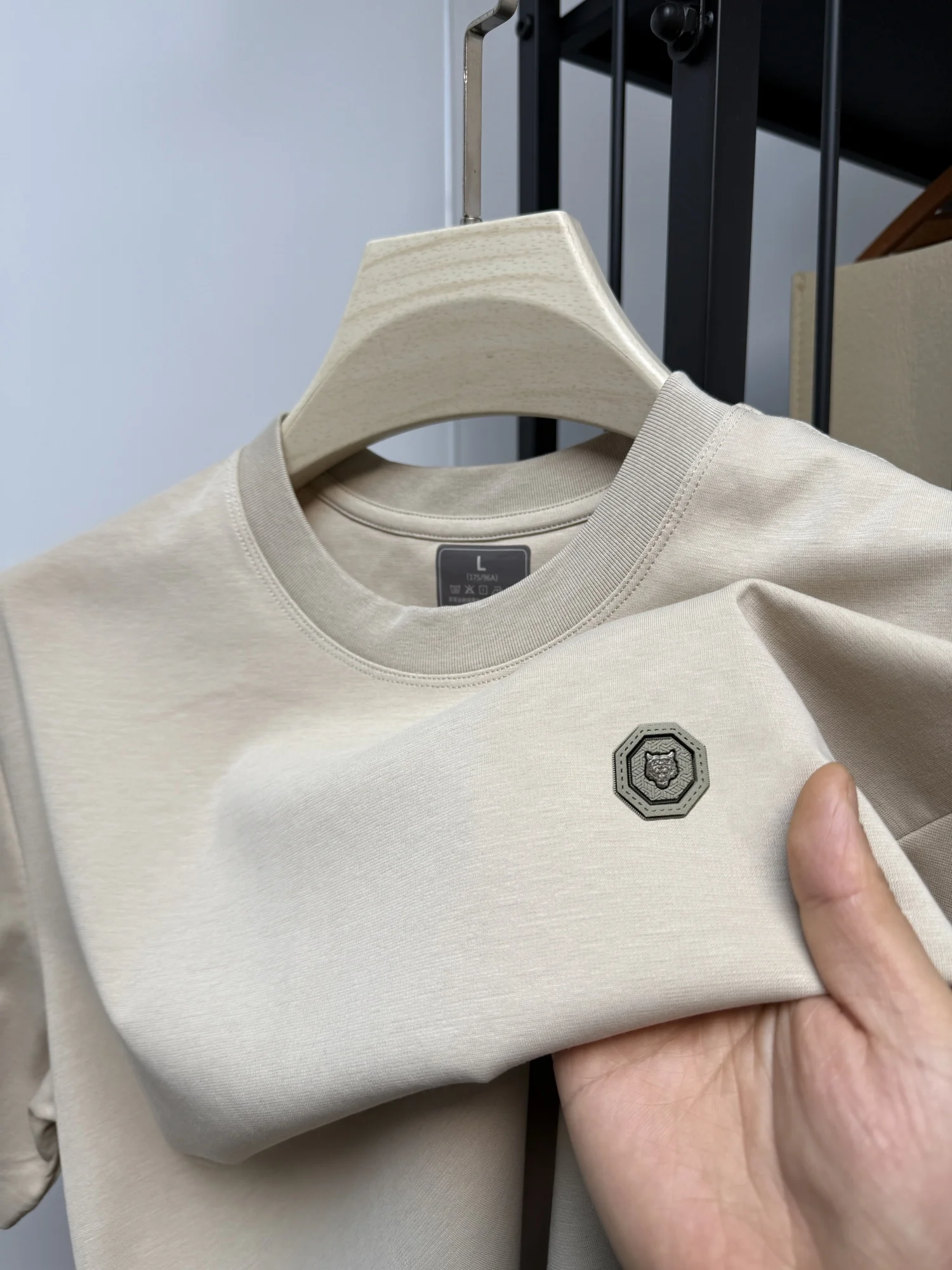 Highquality summer new men's fashionable shortsleeved casual comfortable breathable round neck top exquisite badge design Tshirt
Highquality summer new men's fashionable shortsleeved casual comfortable breathable round neck top exquisite badge design Tshirt