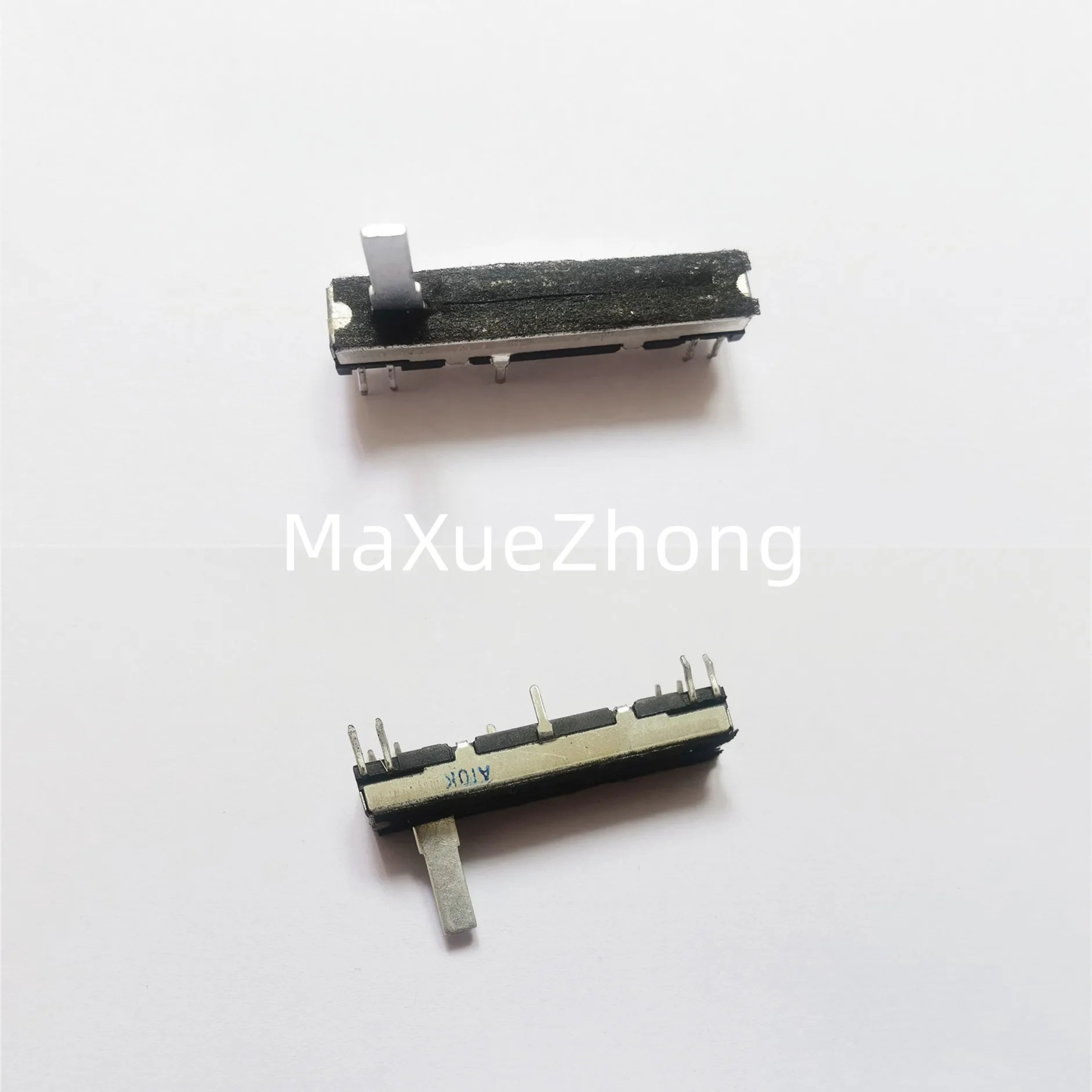 Original new 100% 45MM black double fader potentiometer A10K B10K 15MMC handle with dust-proof film (SWITCH)
Original new 100% 45MM black double fader potentiometer A10K B10K 15MMC handle with dust-proof film (SWITCH)