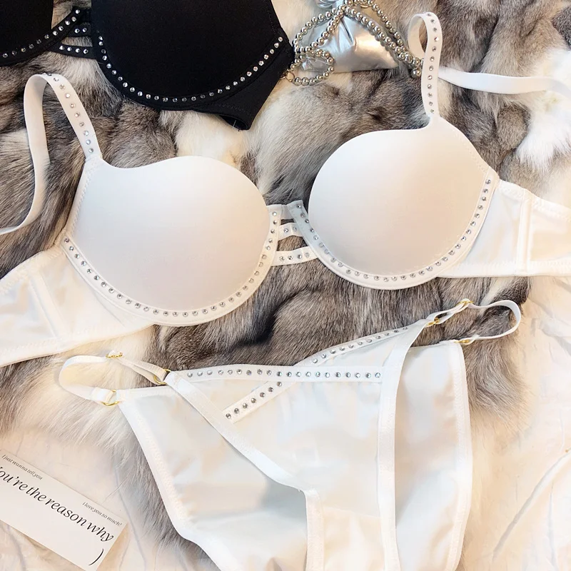 Sexy diamonds without marks on the surface of the thin under the thick lingerie push up women bra set side closure underwear
Sexy diamonds without marks on the surface of the thin under the thick lingerie push up women bra set side closure underwear