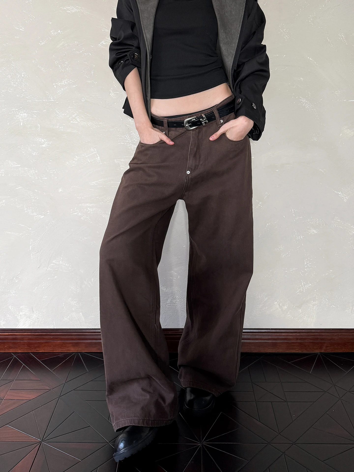 Американские ретро-джинсы прямого кроя коричневого цвета с высокой талией, декоративной молнией, износостойкие, классическая модель для мужчин и женщин
Американские ретро-джинсы прямого кроя коричневого цвета с высокой талией, декоративной молнией, износостойкие, классическая модель для мужчин и женщин