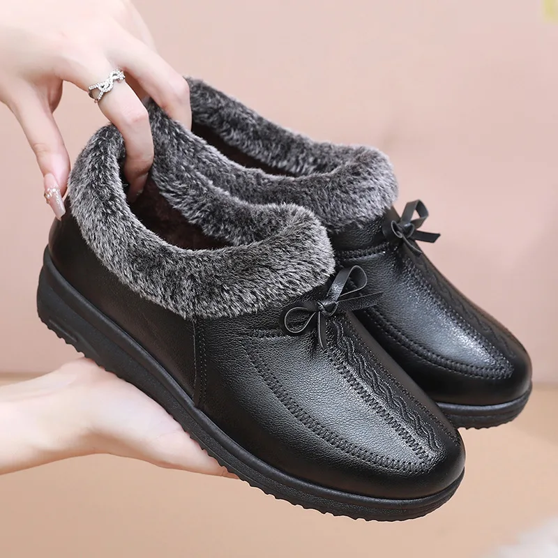 Women's Winter Warm Fleece Lined Casual Shoes Soft Leather Decoration Plush Collar Sole Comfortable Slip-on Outdoor Warm Shoes
Women's Winter Warm Fleece Lined Casual Shoes Soft Leather Decoration Plush Collar Sole Comfortable Slip-on Outdoor Warm Shoes