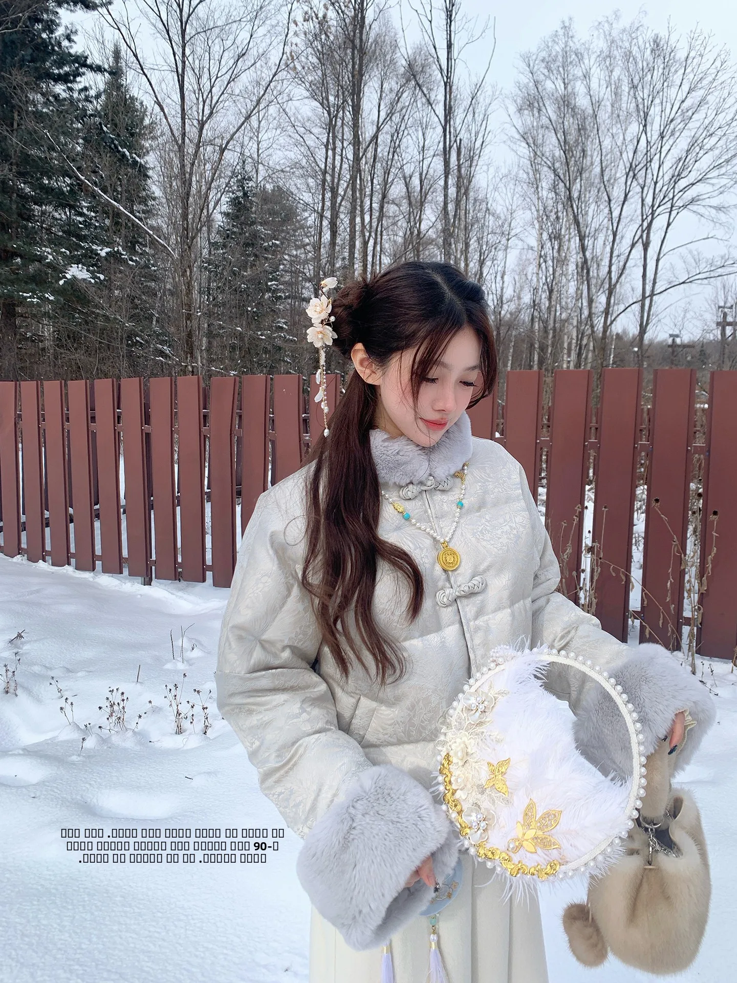 Зимнее женское пуховое пальто ChuChu Qionghua Fuzhi с вышивкой и вставками из кроличьего меха, премиум-класса
Зимнее женское пуховое пальто ChuChu Qionghua Fuzhi с вышивкой и вставками из кроличьего меха, премиум-класса